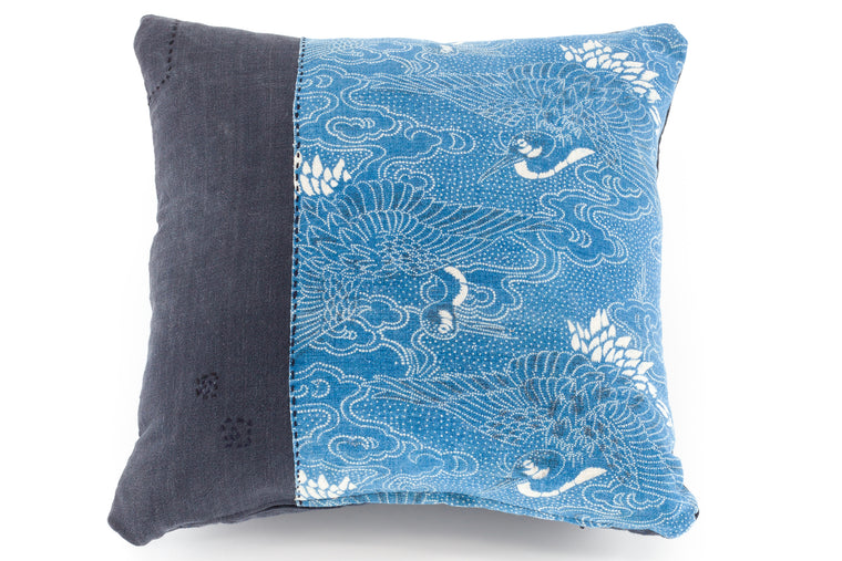 Coussin ancien japonais boro indigo katazome grues et nuages teint à l’encre sumi