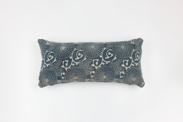 Coussin lombaire ancien japonais boro en indigo katazome floral patiné