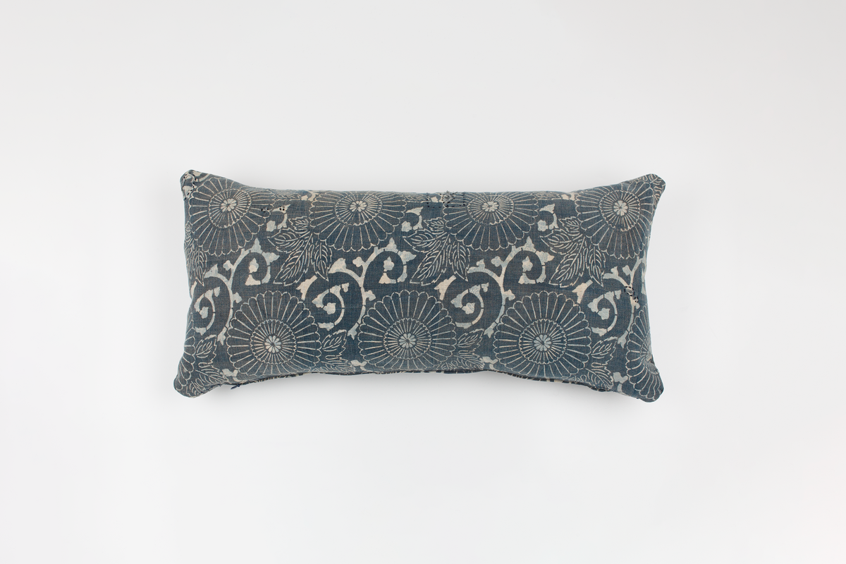Coussin lombaire ancien japonais boro en indigo katazome floral patiné
