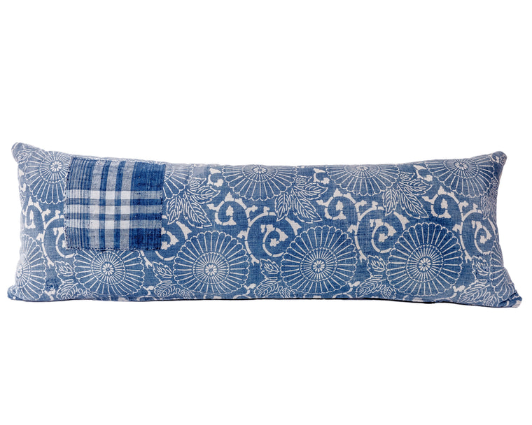 Long coussin lombaire ancien japonais en indigo katazome floral avec pièce à carreaux